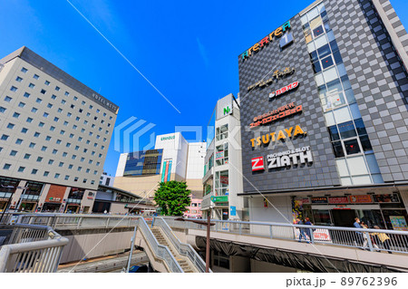 東京　立川市　立川駅南口の歩行者デッキと雑居ビル 89762396