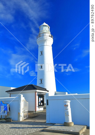 【千葉県】晴天下の犬吠埼灯台と白いポスト 89762490