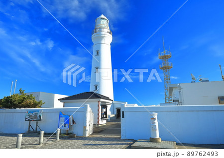 【千葉県】晴天下の犬吠埼灯台と白いポスト 89762493