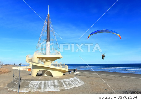【千葉県】晴天下の九十九里ビーチタワーとモーターパラグライダー 【千葉県】晴天下の九十九里ビーチタワーとモーターパラグライダー 89762504