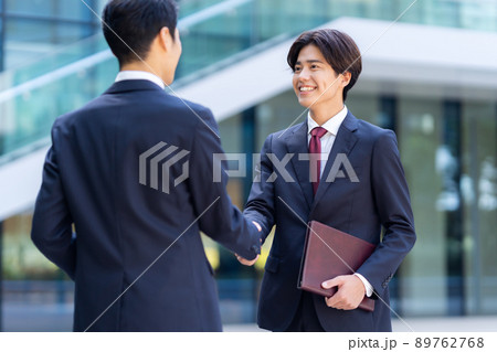 ビジネスマン　握手　ビジネス　オフィス　撮影協力「LINK FOREST」 89762768