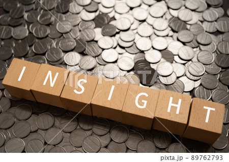 インサイトのイメージ|「INSIGHT」と書かれた積み木とコイン インサイトのイメージ|「INSIGHT」と書かれた積み木とコイン 89762793