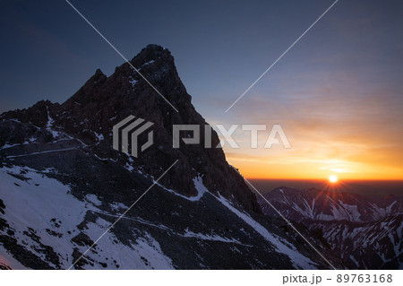 〔長野県・岐阜県／5月〕槍ヶ岳を照らす日の出　槍ヶ岳山荘テント場からの眺め 89763168