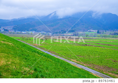 千曲川河川敷　道の駅　花の駅千曲川付近の眺め　早春の風景　 89763461