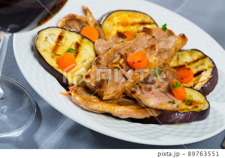 Mutton loin chops grilled with eggplant Mutton loin chops grilled with eggplant 89763551
