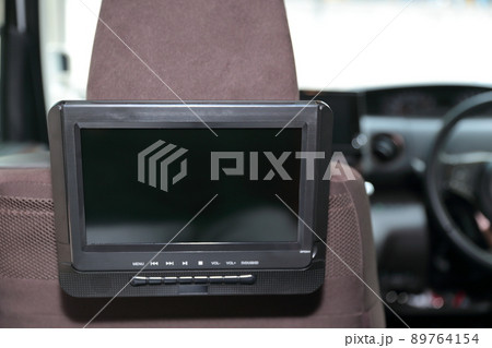 車内の後部座先に取り付けたヘッドレストモニター 89764154