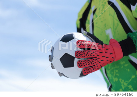 サッカーボールをキャッチするゴールキーパーの男性 89764160