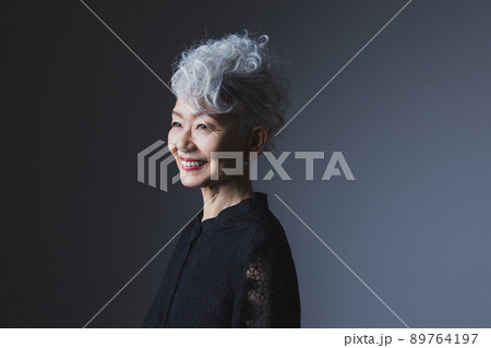 グレイヘアの女性 グレイヘアの女性 89764197