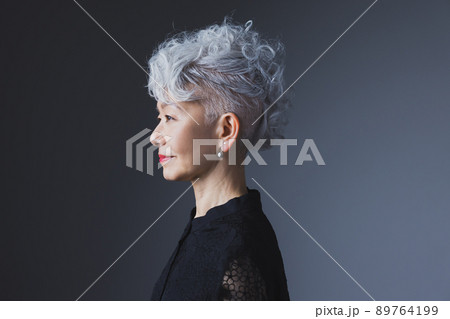 グレイヘアの女性 グレイヘアの女性 89764199