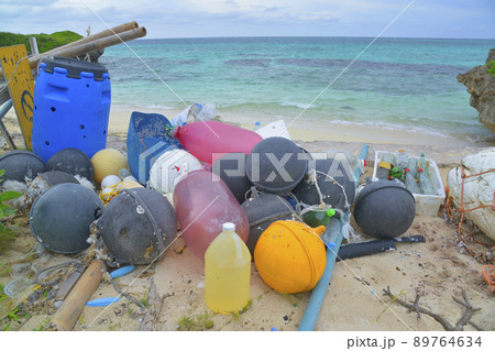 海岸に集められた海洋ゴミ 89764634