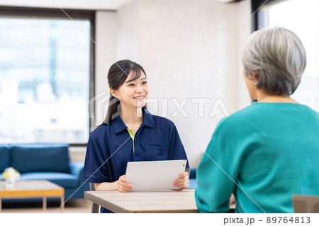 シニアの女性とケアプランを立てるケアマネージャー 89764813