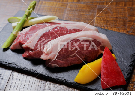 北海道名産のラム肉のステーキ 89765001