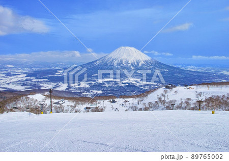 春スキーのニセコスキー場、ゲレンデ内から見える羊蹄山 春スキーのニセコスキー場、ゲレンデ内から見える羊蹄山 89765002
