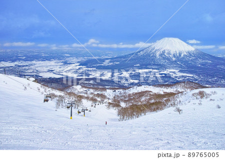 春スキーのニセコスキー場、ゲレンデ内から見える羊蹄山 89765005