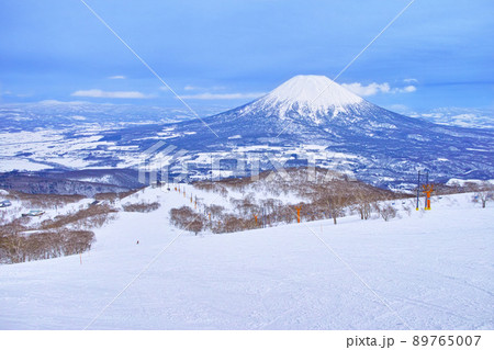 春スキーのニセコスキー場、ゲレンデ内から見える羊蹄山 89765007