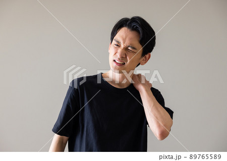 男性　肩こり 89765589