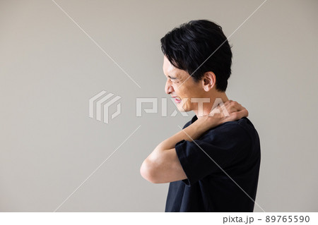 男性　肩こり 89765590