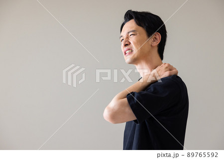 男性　肩こり 89765592