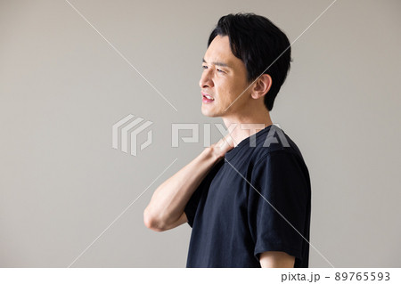 男性　肩こり 89765593