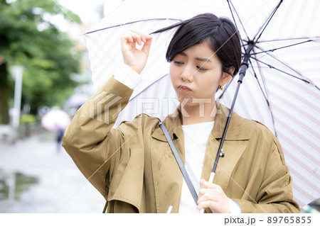 梅雨　髪の広がりを気にする女性 89765855