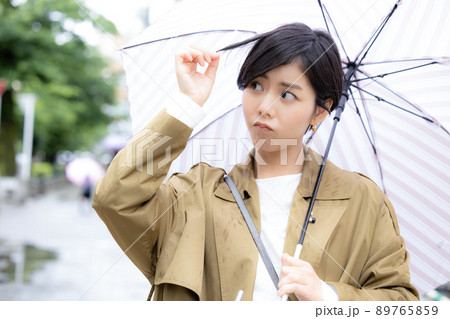 梅雨 髪の広がりを気にする女性 梅雨 髪の広がりを気にする女性 89765859