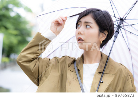 梅雨　髪の広がりを気にする女性 89765872