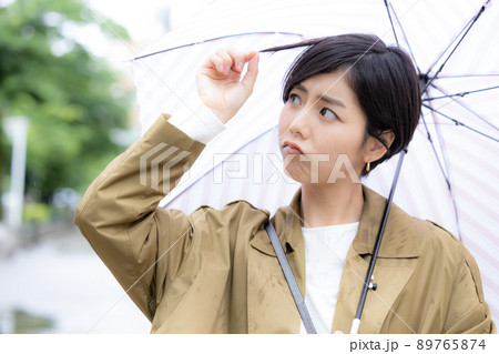 梅雨　髪の広がりを気にする女性 89765874