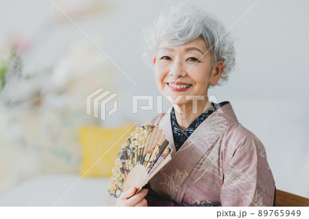 ピンクの紬　グレーヘアの女性 89765949