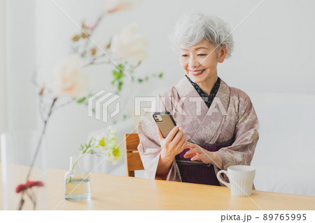 ピンクの紬　グレーヘアの女性 89765995