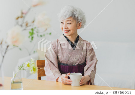 ピンクの紬　グレーヘアの女性 89766015