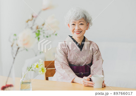 ピンクの紬 グレーヘアの女性 ピンクの紬 グレーヘアの女性 89766017