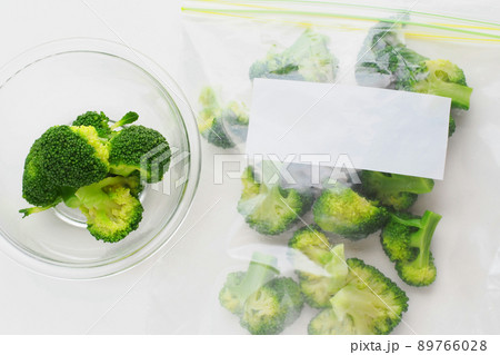 ゆでたブロッコリーとフリーザーバッグ ゆでたブロッコリーとフリーザーバッグ 89766028