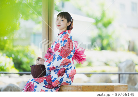 浴衣の女性 屋外 浴衣の女性 屋外 89766149