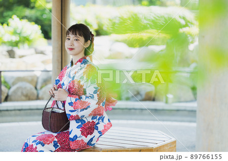 浴衣の女性　屋外 89766155