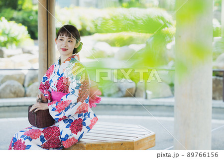 浴衣の女性 屋外 浴衣の女性 屋外 89766156