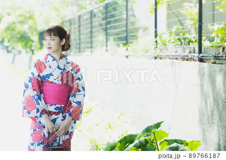 浴衣の女性 屋外 浴衣の女性 屋外 89766187