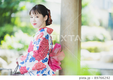 浴衣の女性　屋外 89766292