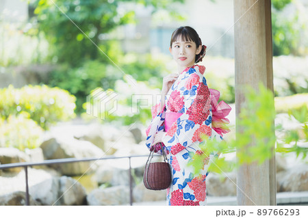 浴衣の女性　屋外 89766293