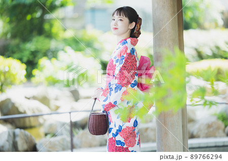 浴衣の女性　屋外 89766294