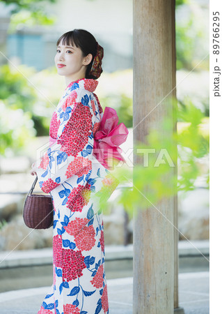 浴衣の女性　屋外 89766295