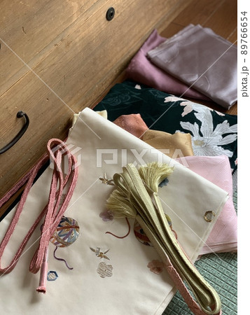 桐箪笥の前で着物と小物合わせ 89766654