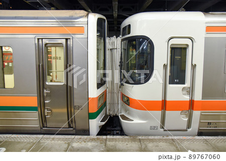 連結している211系と313系の側面 連結している211系と313系の側面 89767060