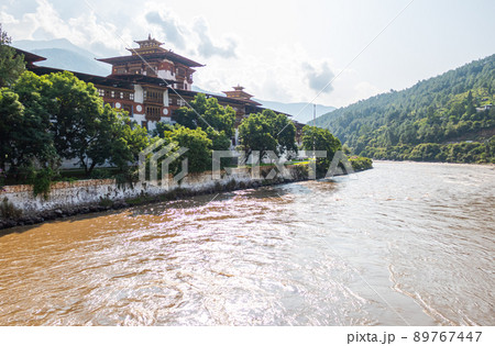 Bhutan - October 24, 2021: The Punakha Dzong between the Pho Chhu and Mo Chhu river in Bhutan. Punakha Dzong Monastery, one of the largest monasteries in Asia, Until 1955 seat of the Bhutan government 89767447