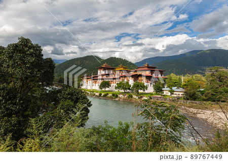 Bhutan - October 24, 2021: The Punakha Dzong between the Pho Chhu and Mo Chhu river in Bhutan. Punakha Dzong Monastery, one of the largest monasteries in Asia, Until 1955 seat of the Bhutan government Bhutan - October 24, 2021: The Punakha Dzong between the Pho Chhu and Mo Chhu river in Bhutan. Punakha Dzong Monastery, one of the largest monasteries in Asia, Until 1955 seat of the Bhutan government 89767449