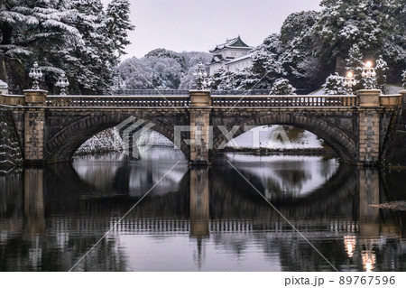 《東京都》雪景色の東京・皇居外苑二重橋 89767596