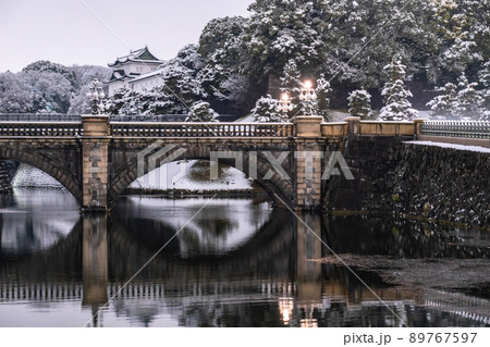 《東京都》雪景色の東京・皇居外苑二重橋 《東京都》雪景色の東京・皇居外苑二重橋 89767597