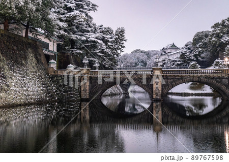 《東京都》雪景色の東京・皇居外苑二重橋 89767598