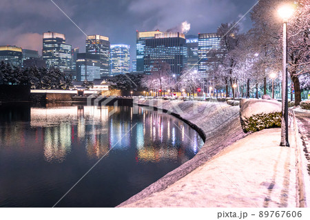 《東京都》雪景色の東京・大手町の摩天楼と皇居外苑 89767606