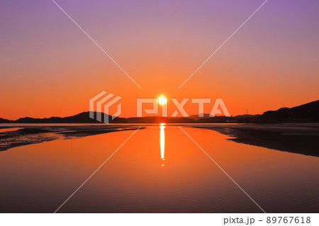 海に沈む夕日　福岡県糸島市　加布里湾に沈む夕日 89767618