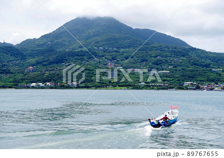 台湾淡水の観音山と小舟 89767655